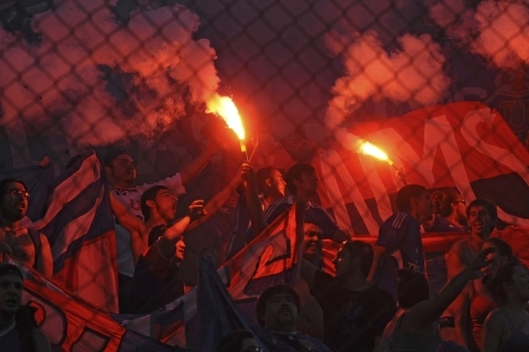 Sancionan a la Universidad de Chile por el uso de bengalas