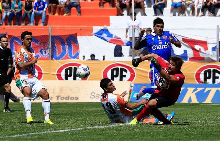 El campeón tropezó y se trajo un punto agónico desde El Salvador