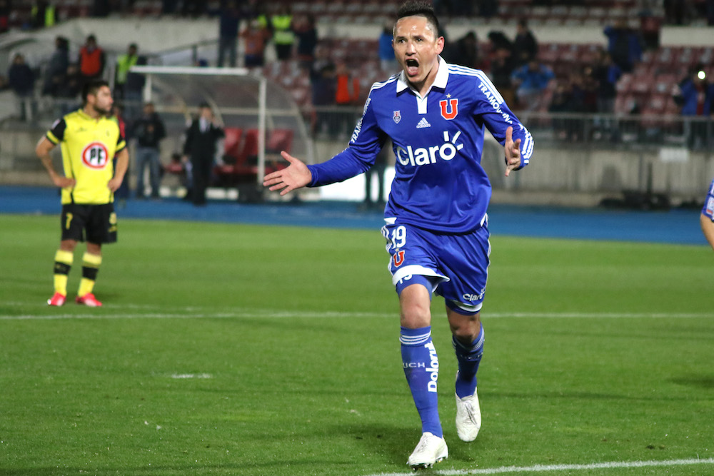 El delantero azul anotó dos goles de penal y empujó a la U a la otra fase de Copa Chile - Foto: Claudio Cáceres