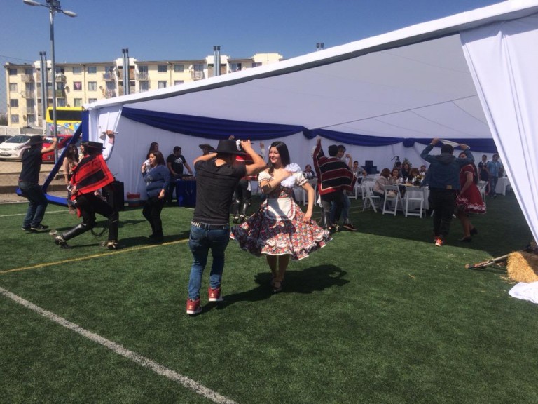 Leonardo Valencia habló con la prensa en medio de la fonda azul