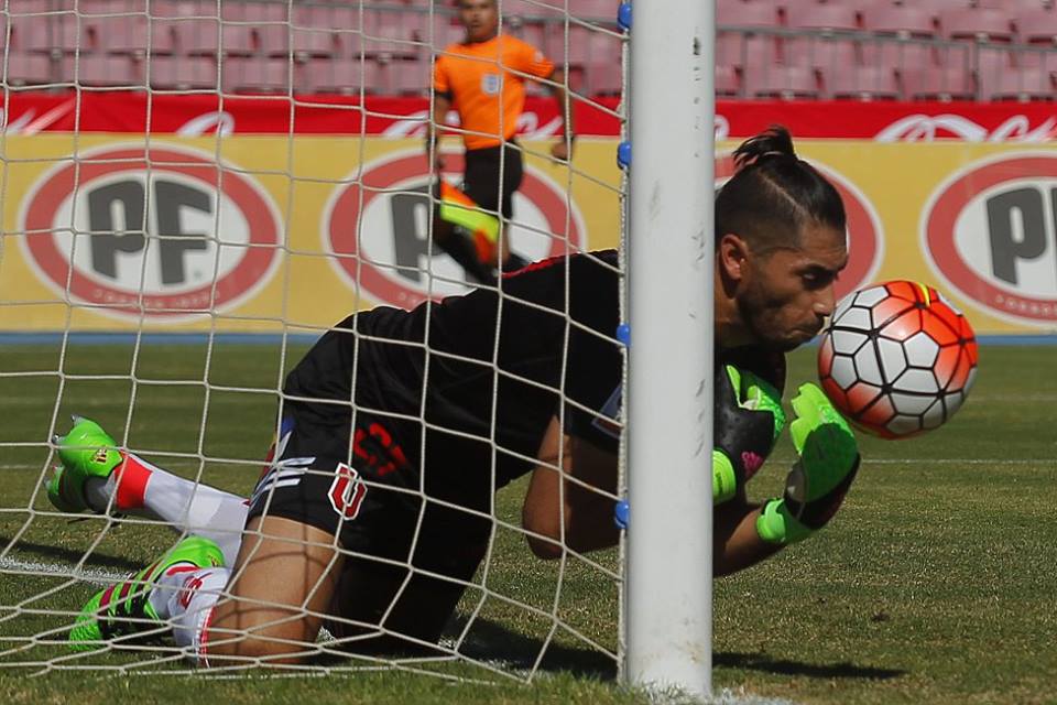 El portero y capitán azul criticó la actuación de sus compañeros y de paso cuestionó a ex azules que hoy defienden la camiseta de Palestino.