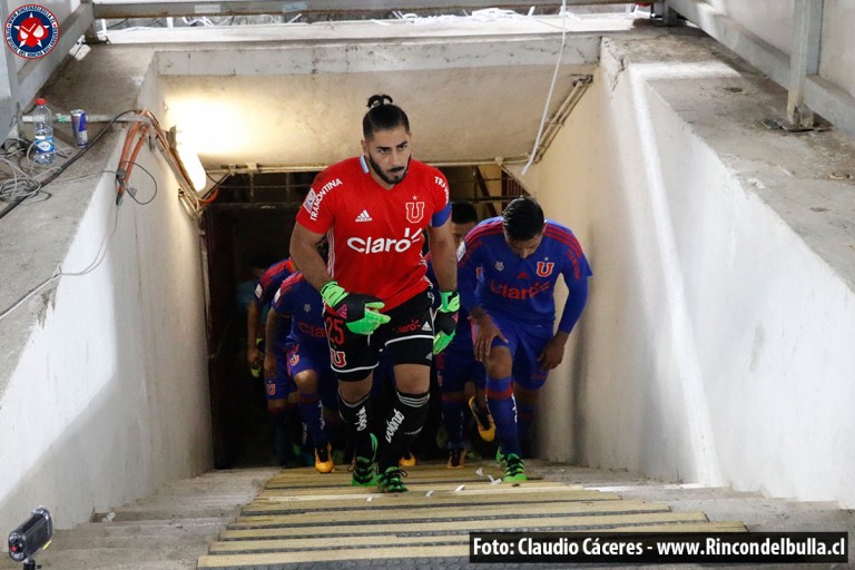 Johnny Herrera da la cara por el plantel y sale a hablar con hinchas del “Banderazo”