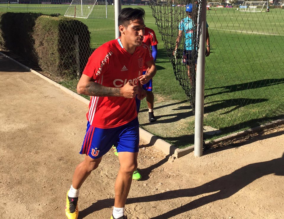 El lateral argentino lamentó la irregularidad de los azules este semestre, quiere volver pronto a las canchas y pidió la continuidad de Sebastián Beccacece. Foto: www.udechile.cl