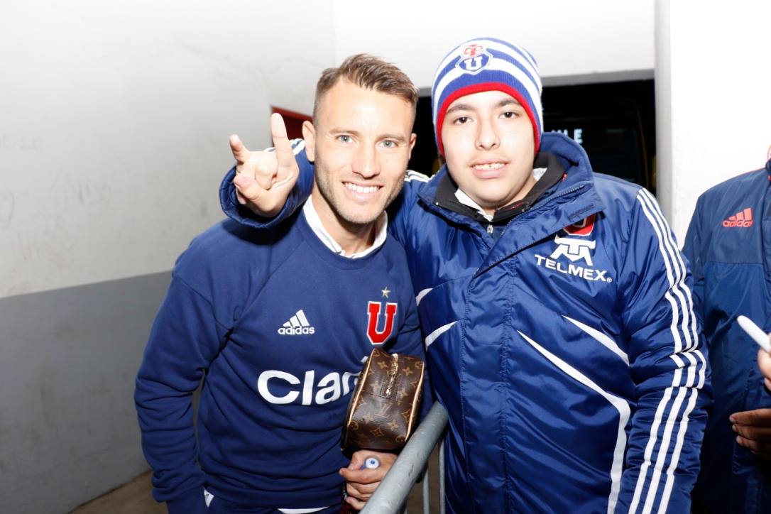 Vicente Parada y Gastón Fernández sonríen a la cámara tras conocerse. sonrisa que sin duda estará mucho tiempo en el rostro de este joven hincha. Foto: Claudio Cáceres