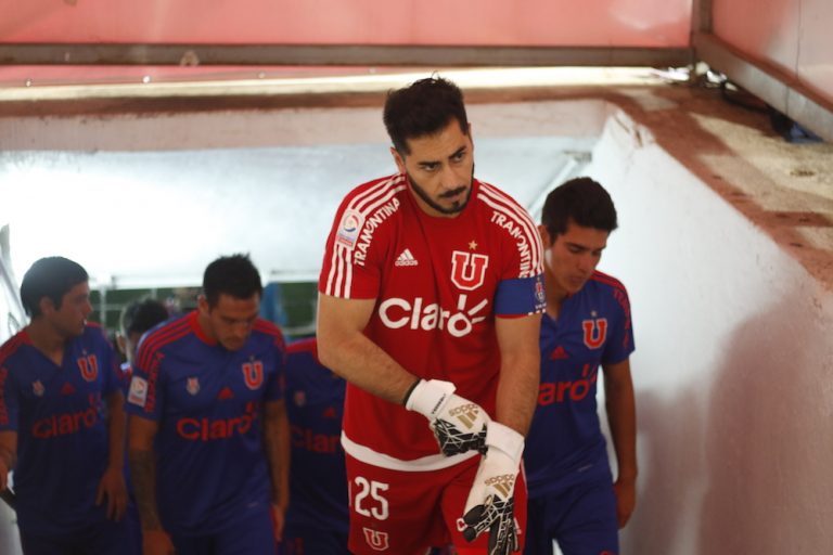 A la U sólo le queda su gente: Amargo empate en un E. Nacional repleto