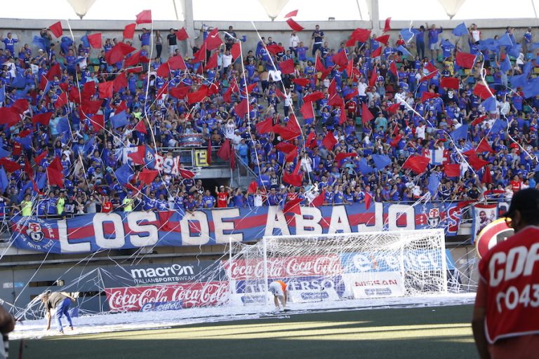 Hinchas de la U hacen largas filas para adquirir entradas para duelo ante U de concepción