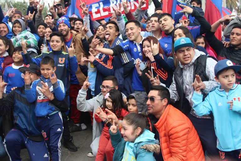 Mil hinchas alentaron a la U en la previa al Superclásico