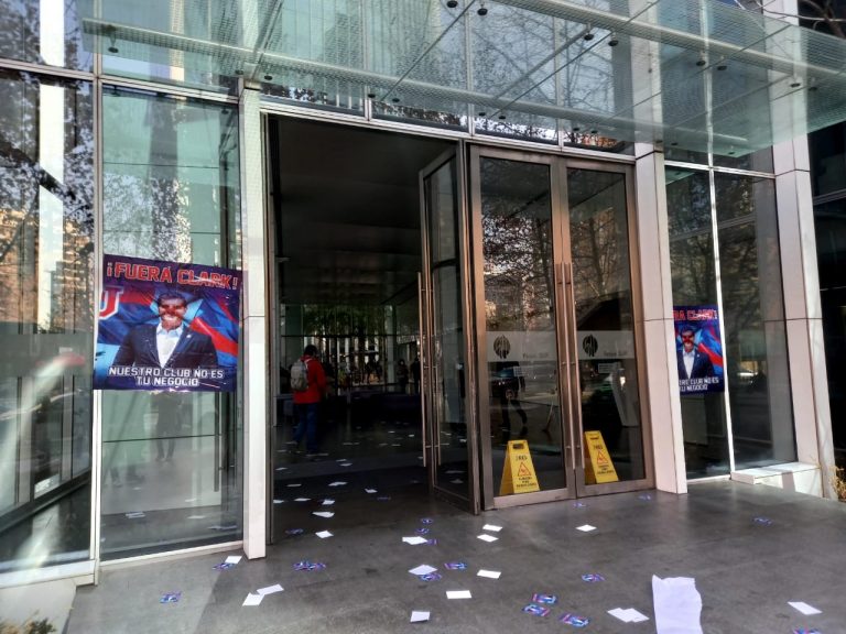 Hinchas azules llegan hasta las oficinas de Sartor para manifestarse