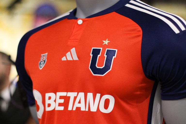 La «U» y adidas presentan la camiseta alternativa 2023